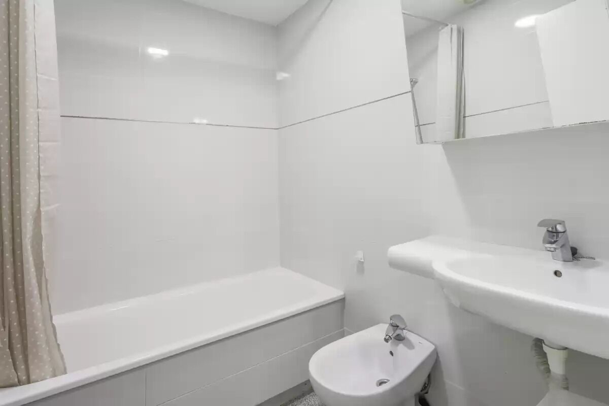 Secador de pelo, toallas, jabón y papel higiénico