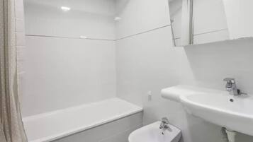 Secador de pelo, toallas, jabón y papel higiénico