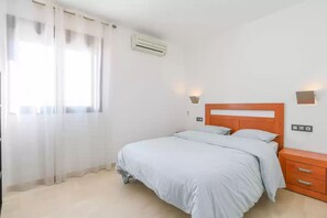 2 bedrooms, iron/ironing board, WiFi, bed sheets - Downtown: Penthouse 2 bedrooms with terrace (Dos Hermanas)