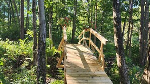 Un puente de madera en una zona boscosa.