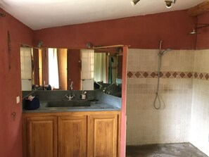 Toallas, jabón y papel higiénico