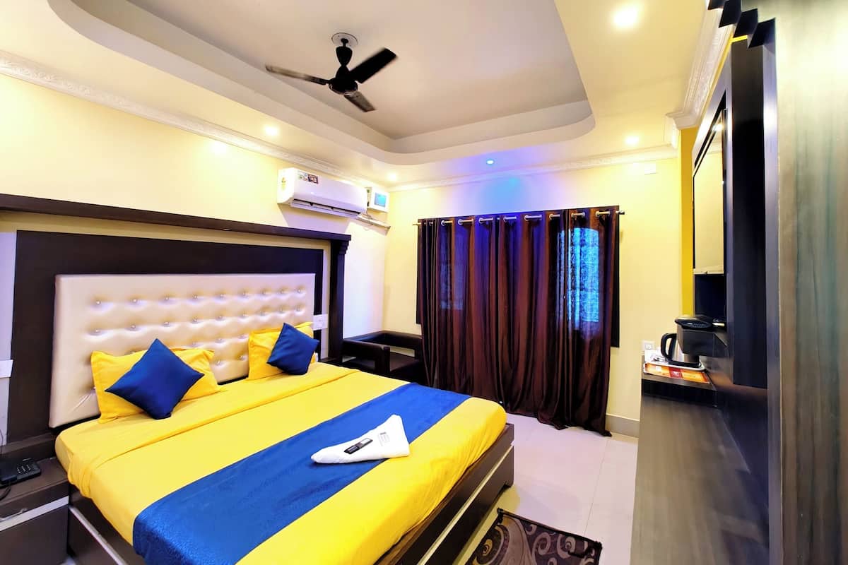 Hypo-allergenic bedding, in-room safe, desk, soundproofing