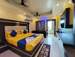 Quarto casal executivo, várias camas, sacada, vista para o mar | Roupas de cama antialérgicas, cofres nos quartos, escrivaninha