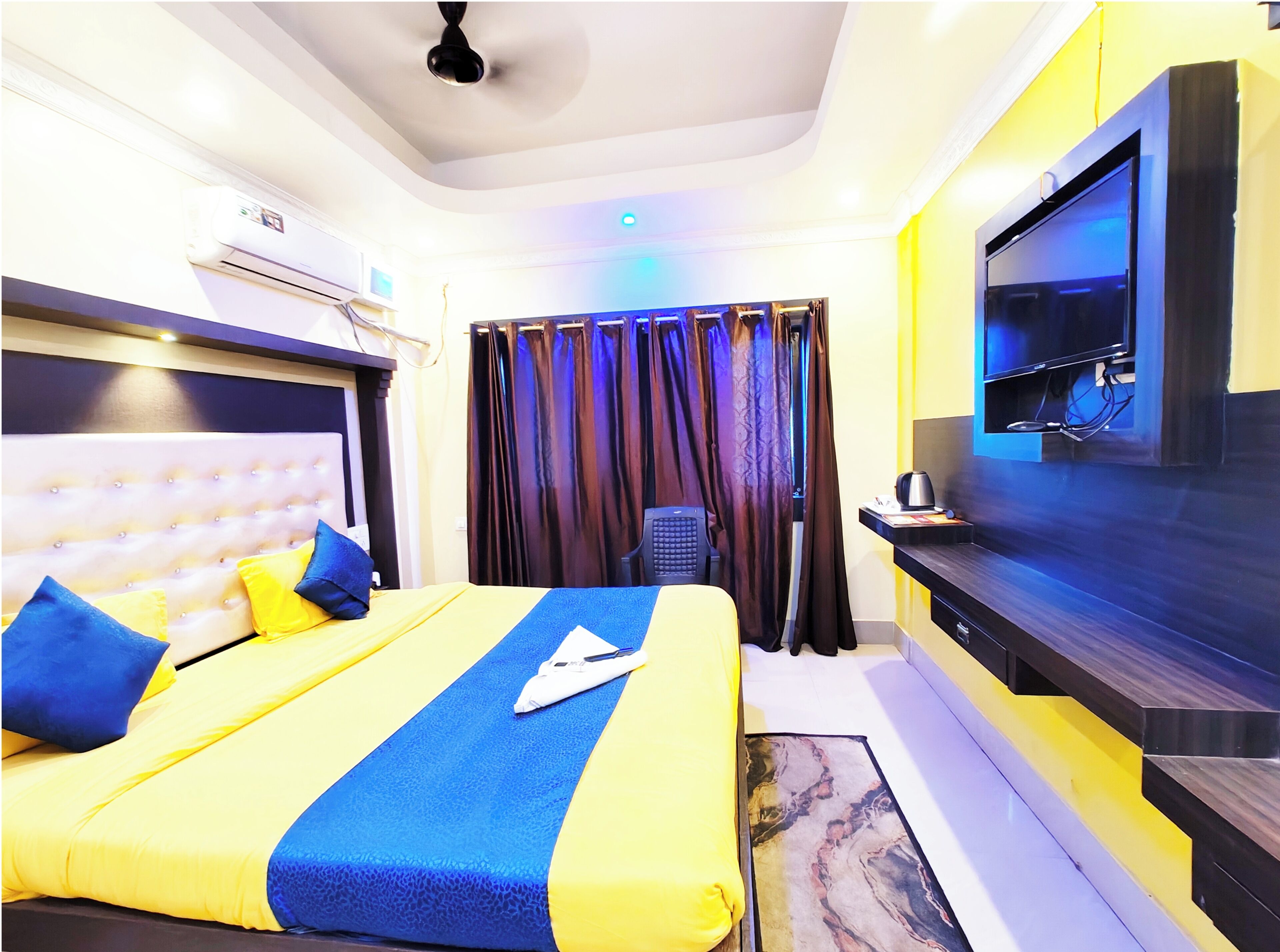 Allergiatestatut vuodevaatteet, tallelokero huoneessa, työpöytä