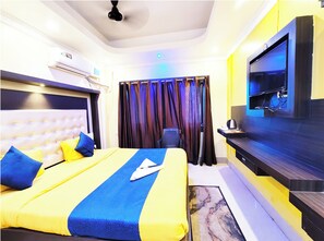 Hypo-allergenic bedding, in-room safe, desk, soundproofing - Hotel Bollywood 2.0 (Brahmagiri)