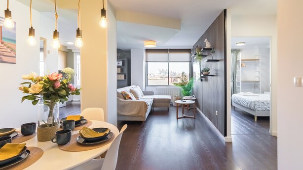 A modern apartment with a dining area, a living room, and a bedroom. - 🌿✨ Calm, light and design in the center of Santander 🏙️🛋️ (Santander)