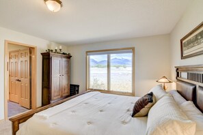 3 chambres, bureau, fer et planche à repasser, lit parapluie