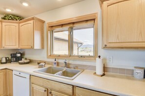 Fridge, microwave, oven, stovetop - Family-friendly mountain retreat with unforgettable views! (Buena Vista)