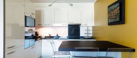 Refrigerador, microondas, horno, placa de cocina