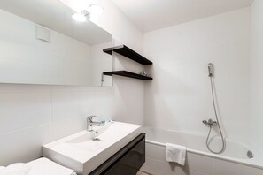 Shower, hair dryer, bidet, towels - Modern apartment with terrace near Lugano (Sandi Luxury Apartment) (Paradiso)