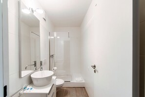 Dusche, Haartrockner, Bidet, HandtĂŒcher