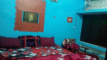 Phòng tiện nghi đơn giản, ban công | Bộ đồ giường cao cấp, chăn bông, nệm cao su hoạt tính (memory foam)