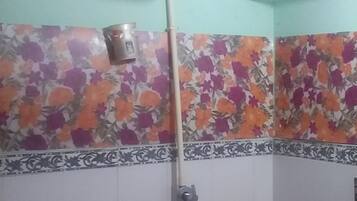 Phòng dành cho gia đình, ban công | Phòng tắm | Buồng tắm vòi sen, xà phòng, dầu gội