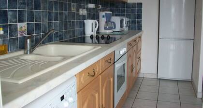 T2 IN A QUIET RESIDENCE ON THE EDGE OF THE FOREST, 5 MINUTES FROM THE BEACH