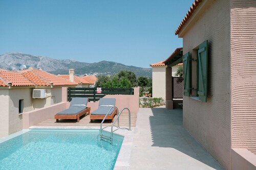 Mantilada Villa With Private Pool by the Sea