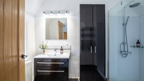 Shower, hair dryer, towels - Little Forge - Romantic retreat in Bourton-on-the-Water (Bourton-on-the-Water)