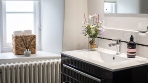 Shower, hair dryer, towels - Little Forge - Romantic retreat in Bourton-on-the-Water (Bourton-on-the-Water)