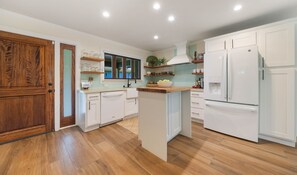 Fridge, microwave, oven, stovetop - New Listing! Luxurious 4BR/3BA House with AC (Koloa)