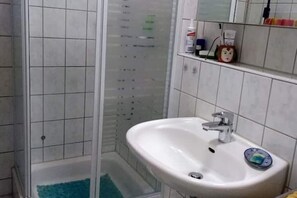 Ducha, secador de pelo, toallas, jabón