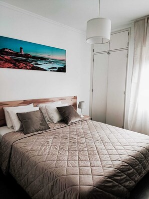 2 chambres, fer et planche à repasser, Wi-Fi, draps fournis