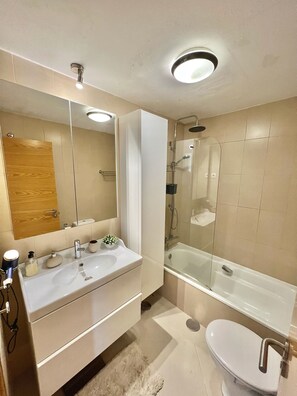 Haartrockner, Handtücher, Seife, Toilettenpapier