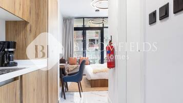 Studio Deluxe, ban công, quang cảnh thành phố | Két bảo mật tại phòng, bàn ủi/dụng cụ ủi quần áo