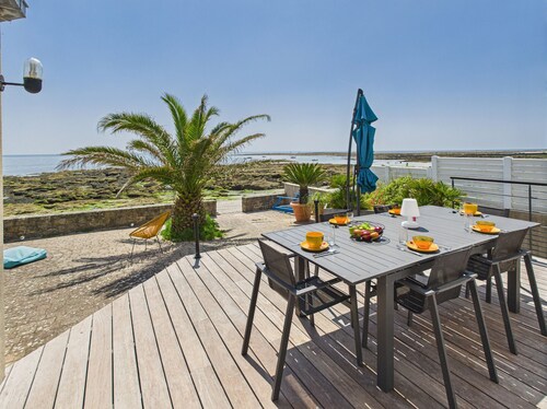 Waterfront home for 6 in Larvor