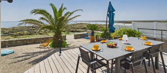 Waterfront home for 6 in Larvor