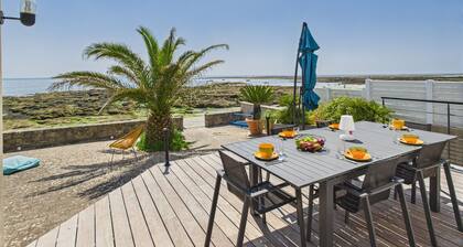 Waterfront home for 6 in Larvor