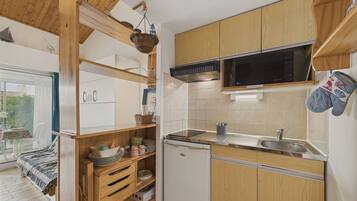 Een koelkast, een oven, een koffiezetapparaat/waterkoker, een waterkoker