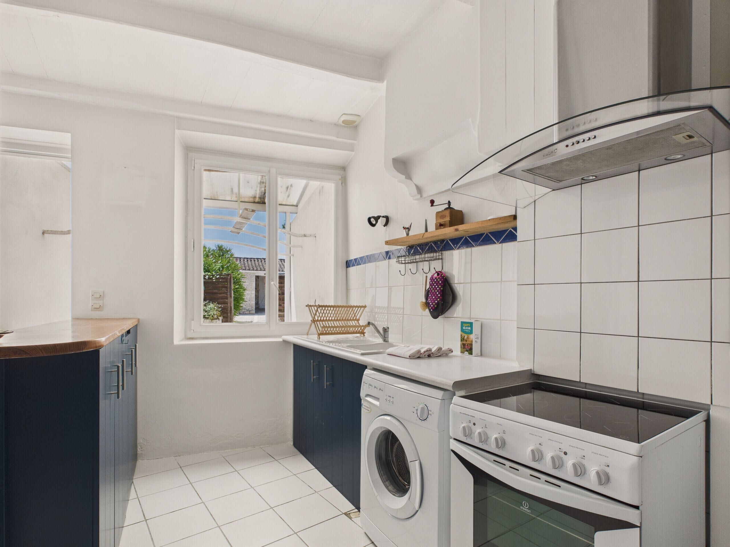 Fridge, oven, coffee/tea maker, electric kettle