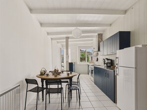 Réfrigérateur, four, cafetière/bouilloire, bouilloire électrique