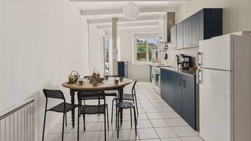 Réfrigérateur, four, cafetiÚre/bouilloire, bouilloire électrique