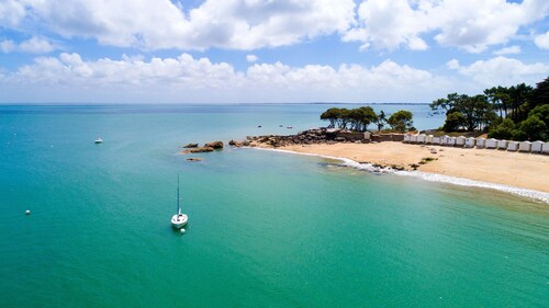 Heated pool, 800 m from the beach, villa for 8