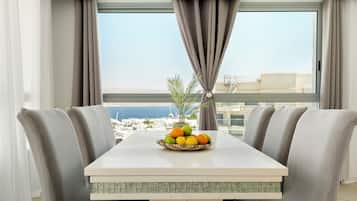 Apartment, Sea View | In-room dining