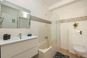 Deep soaking bathtub - Sea View Beach Penthouse by Sea N' Rent (Eilat)