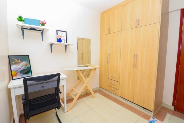 Unclassified image, 1 of 7, button - White House (Nairobi)