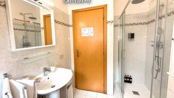 Dusche, Haartrockner, Bidet, Handtücher