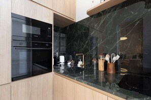 Réfrigérateur, micro-ondes, four, plaque de cuisson