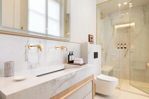 Douche, sèche-cheveux