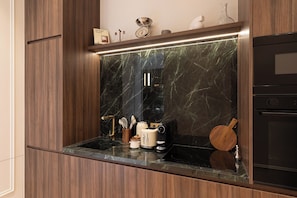 Frigorífico, microondas, horno y placa de cocina