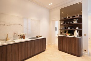 Frigorífico, microondas, horno y placa de cocina