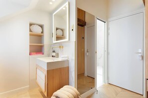 Douche, sèche-cheveux