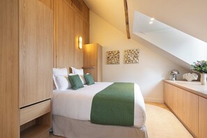 Cuna de viaje, wifi y ropa de cama