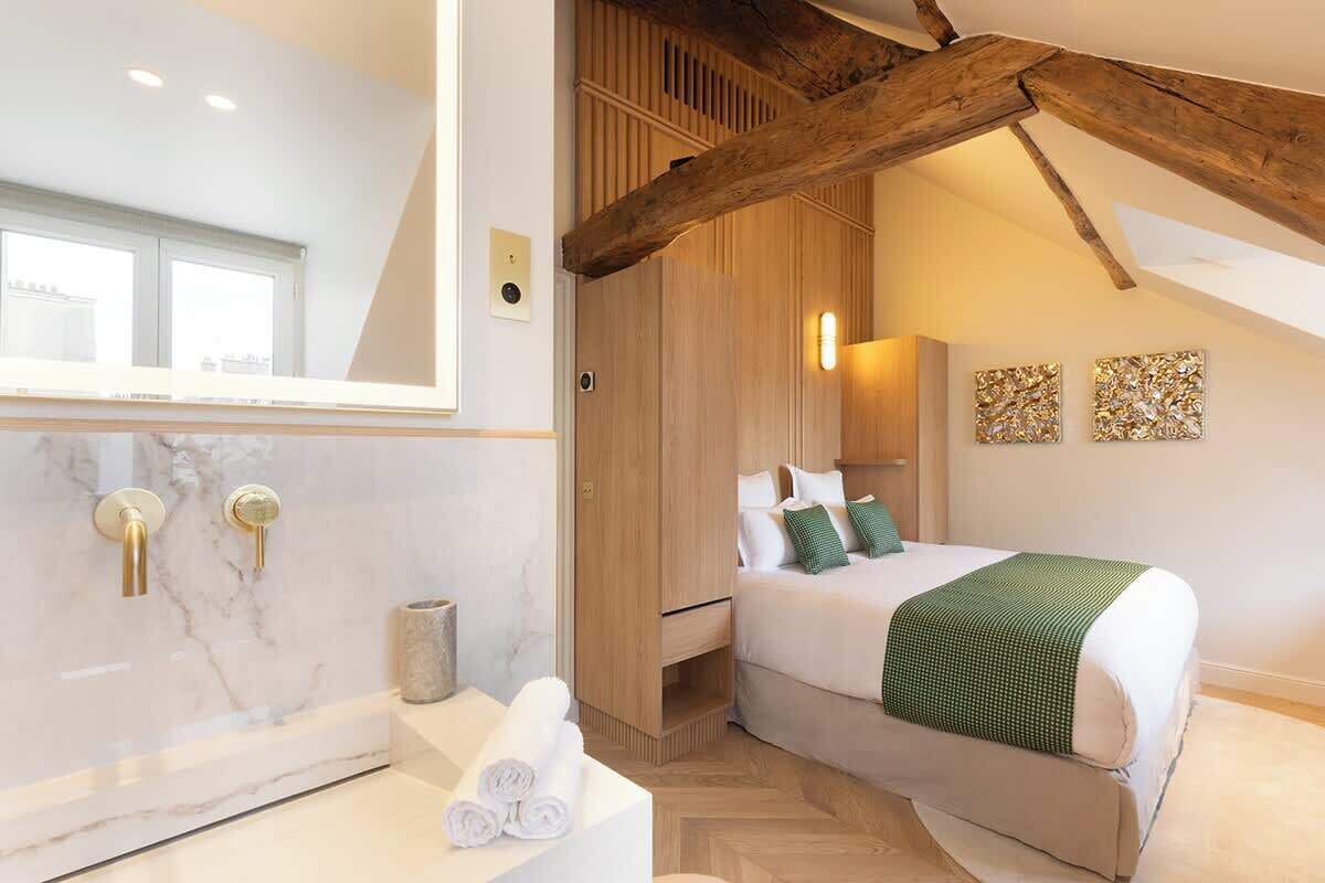 Silitysrauta/-lauta, vauvan matkasänky, Wi-Fi, vuodevaatteet