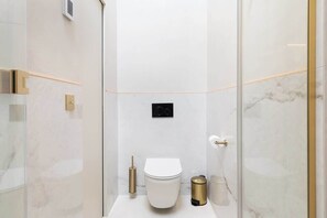 Douche, sèche-cheveux