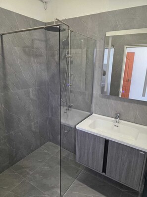 Family Room | Bathroom | Shower, hair dryer, towels, soap