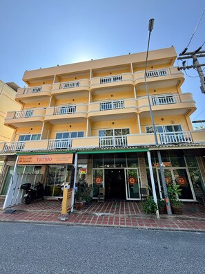 ด้านหน้าที่พัก