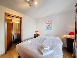 2 bedrooms, internet, bed sheets - An open plan kitchen with dining area, a sitting area, a double bedroom with en-suite bathroom, a si (Verbier)
