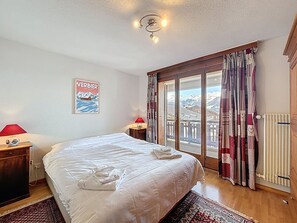 2 bedrooms, internet, bed sheets